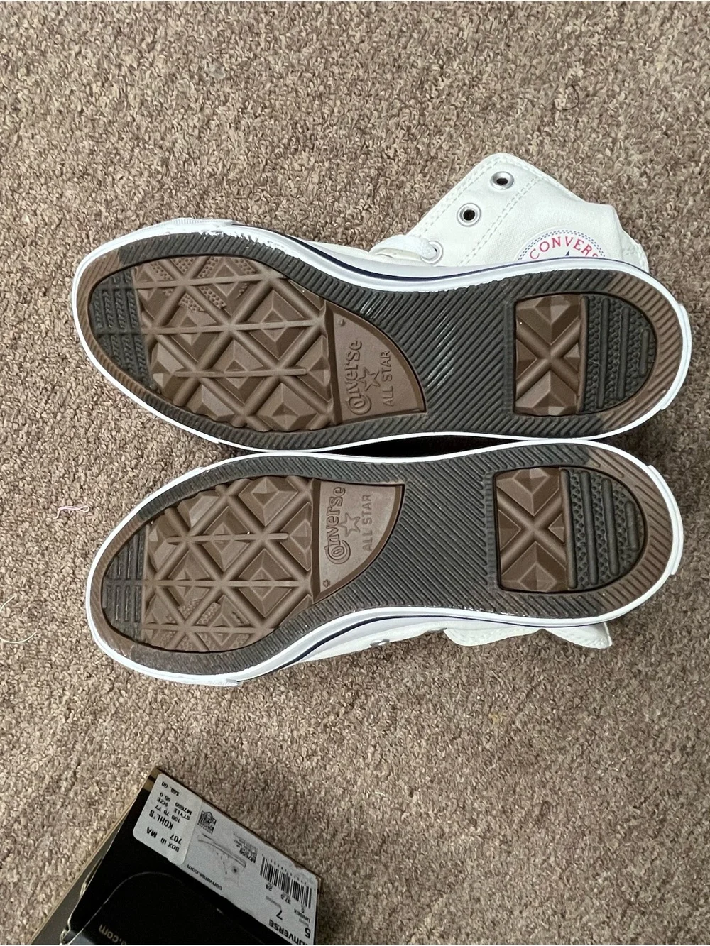 Classic women’s white Converse sneakers - Picture 2 of 4